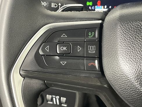 Used 2023 Jeep Grand Cherokee Laredo image 16