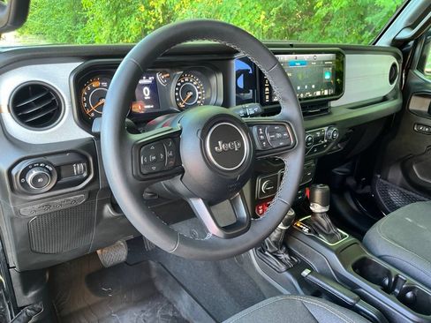 Used 2025 Jeep Wrangler Unlimited Sport AWD/4WD image 2
