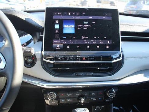 Used 2022 Jeep Compass Limited image 4