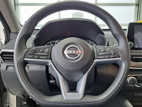 Used 2025 Nissan Altima 2.5 SV FWD image 9