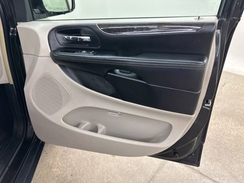 Used 2016 Chrysler Town & Country Touring image 19