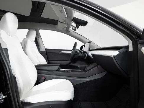 Used 2023 Tesla Model Y Long Range image 27