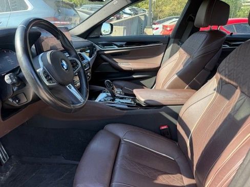 Used 2022 BMW M550i xDrive w/ Dynamic Handling Package image 3