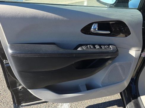 Used 2023 Chrysler Pacifica Limited image 6