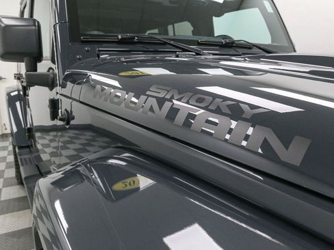 Used 2017 Jeep Wrangler Unlimited Sahara AWD/4WD image 8
