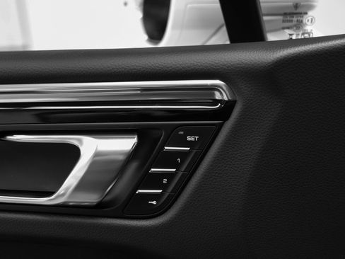 Certified 2026 Porsche Macan AWD/4WD image 29