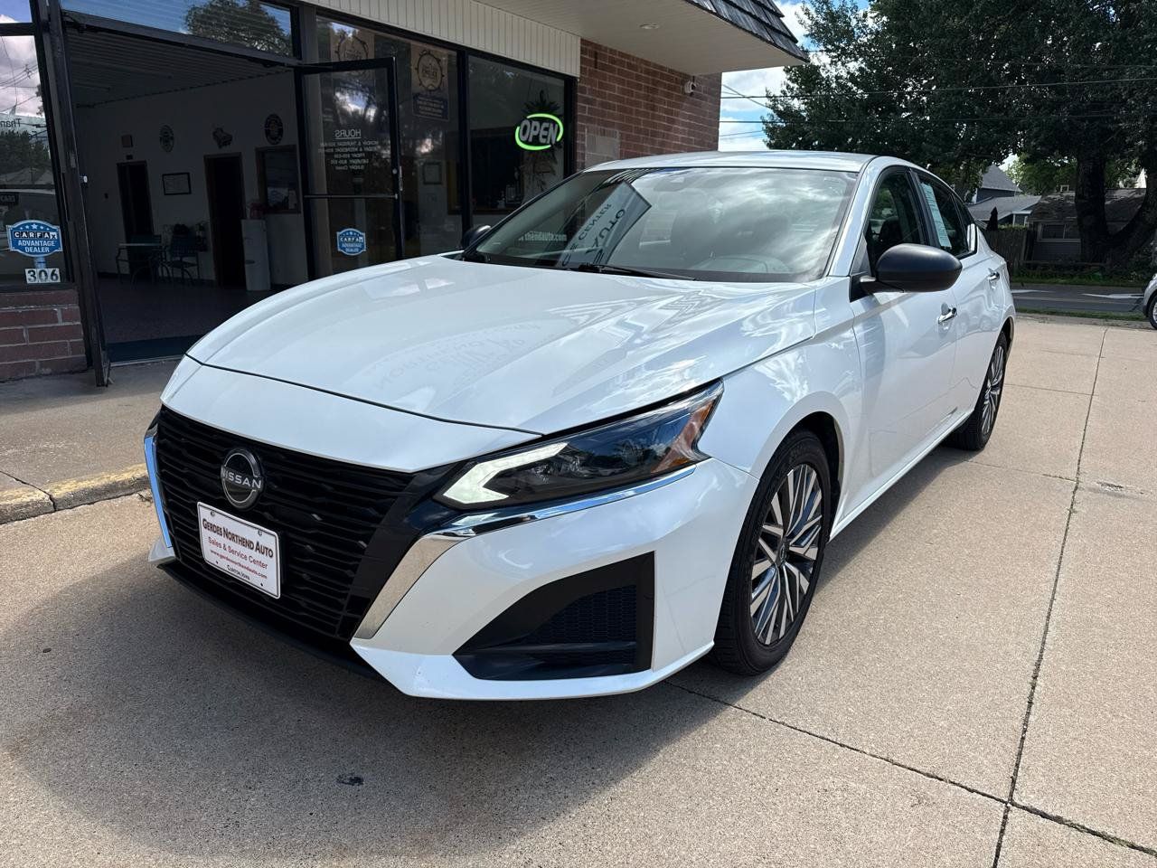 Used 2024 Nissan Altima 2.5 SV FWD image 2