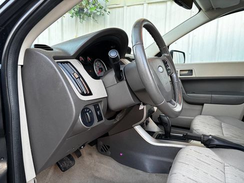 Used 2010 Ford Focus SE image 10