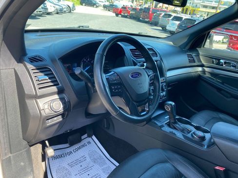 Used 2018 Ford Explorer XLT w/ Equipment Group 202A AWD/4WD image 10
