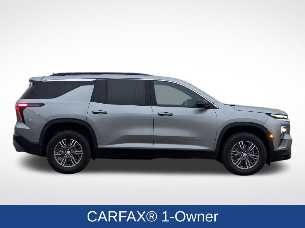 Used 2025 Chevrolet Traverse LT FWD image 2