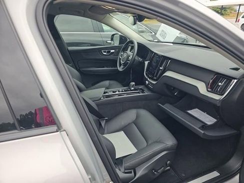 Used 2025 Volvo XC60 B5 Plus image 11