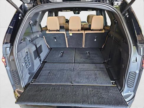 New 2024 Land Rover Discovery Metropolitan Edition image 12