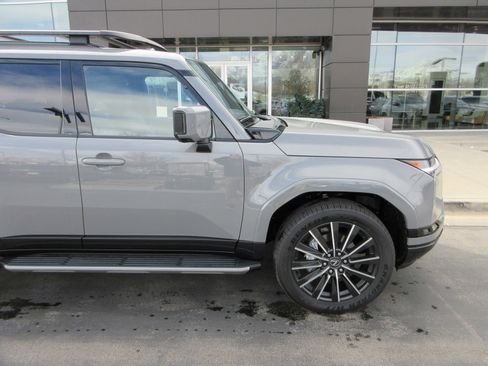 Used 2026 Lexus GX 550 w/ Accessory Package (31) image 12