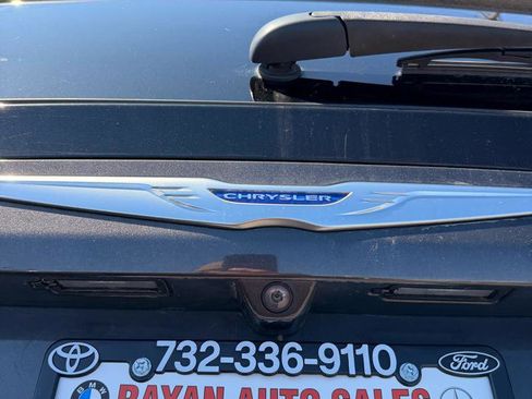 Used 2019 Chrysler Pacifica Touring-L image 19