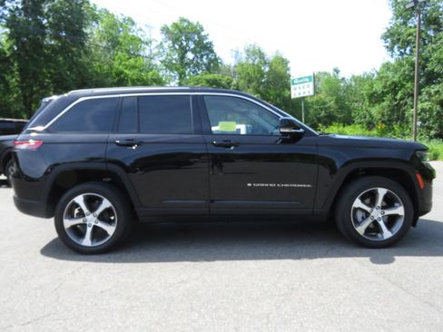 Used 2023 Jeep Grand Cherokee Limited AWD/4WD image 4