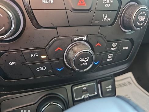 Used 2023 Jeep Renegade Latitude AWD/4WD image 51
