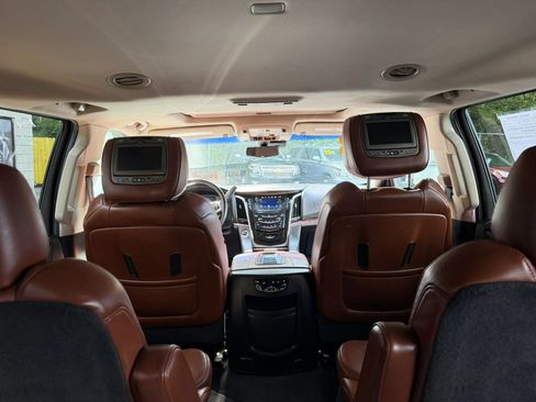 Used 2018 Cadillac Escalade ESV Luxury RWD image 21