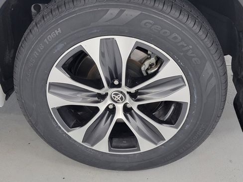 Certified 2025 Toyota Highlander XLE image 11