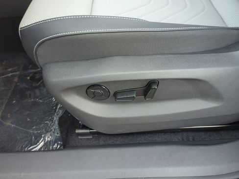 New 2026 Volkswagen Tiguan SE image 14