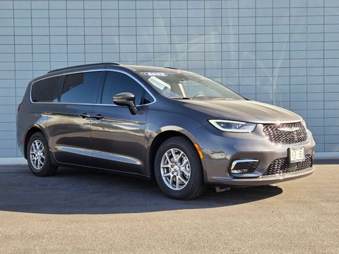 Used 2022 Chrysler Pacifica Touring-L FWD image 6