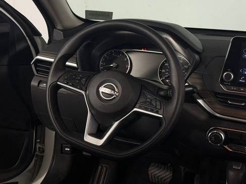 Used 2025 Nissan Altima 2.5 SV image 12