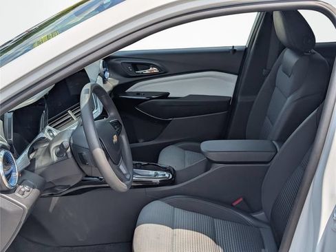 Used 2025 Chevrolet Trax LT FWD image 13