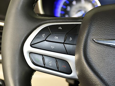 Used 2024 Chrysler Pacifica Touring-L image 20