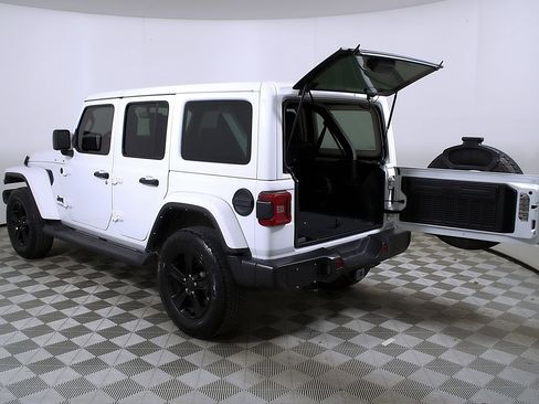 Used 2021 Jeep Wrangler Unlimited Sahara AWD/4WD image 10