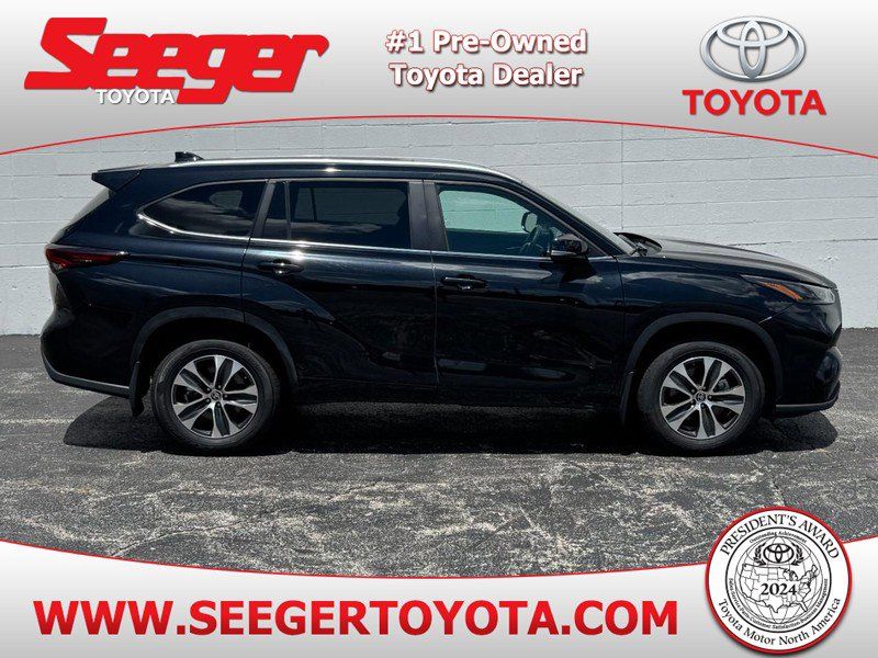 Certified 2024 Toyota Highlander XLE image 1