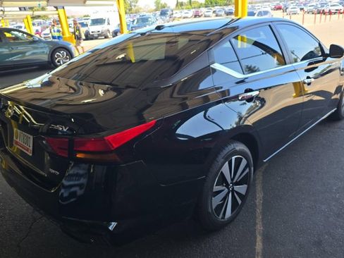 Used 2022 Nissan Altima 2.5 SV w/ SV Premium Package image 2