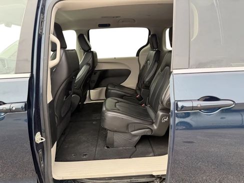 Used 2023 Chrysler Pacifica Touring-L image 28