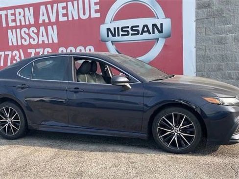 Used 2021 Toyota Camry SE image 3