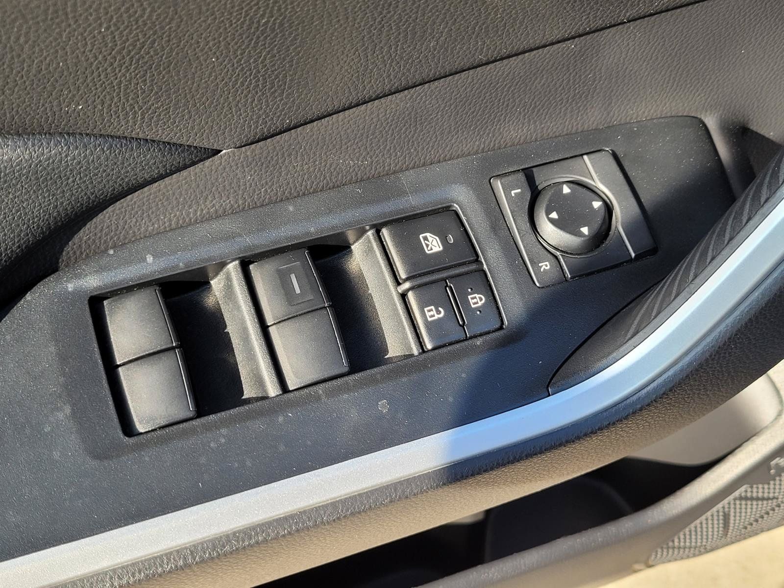 Used 2022 Toyota RAV4 LE AWD/4WD image 25