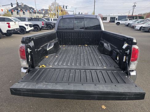 Used 2022 Toyota Tacoma TRD Off-Road image 8