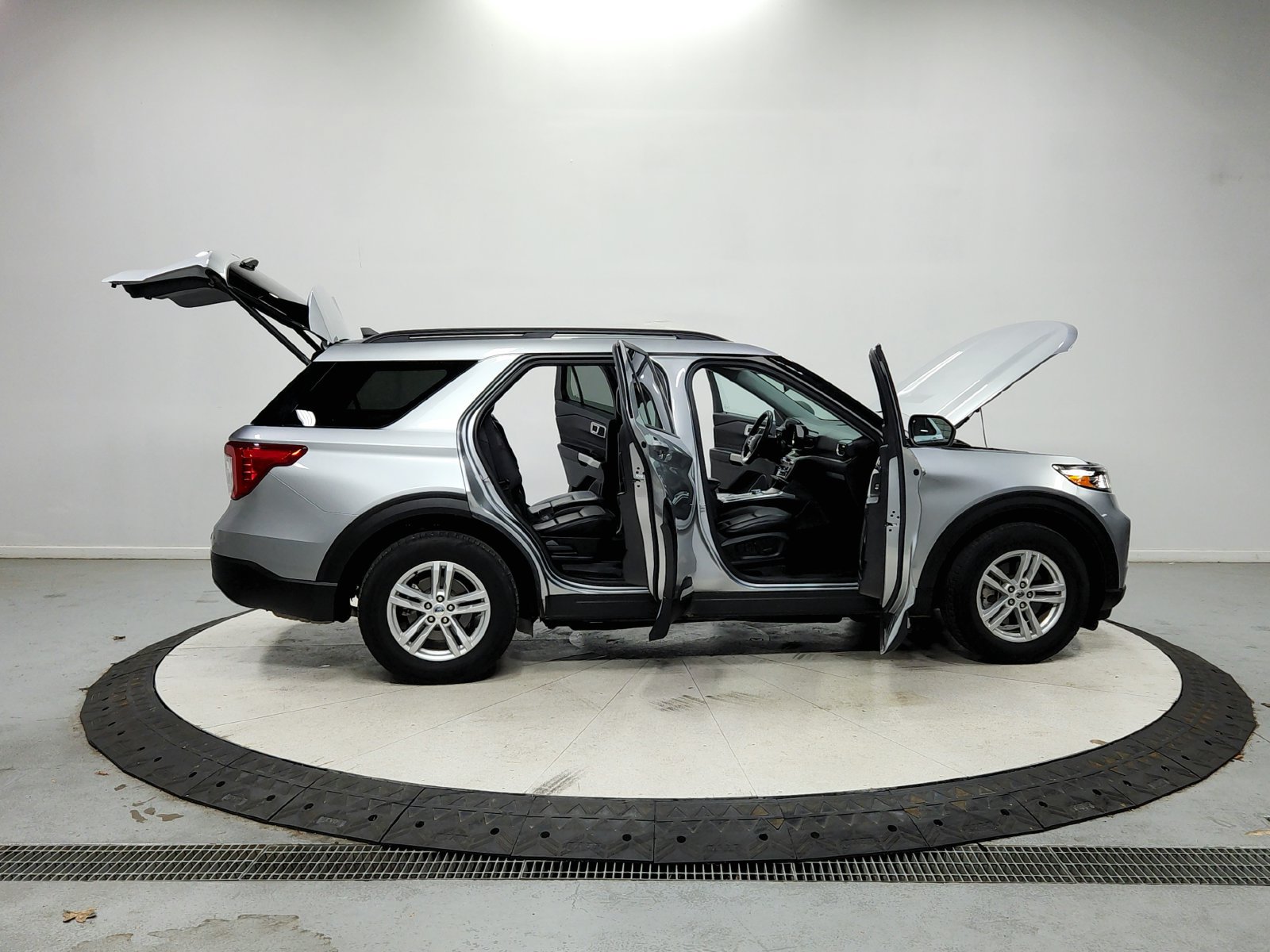 Used 2023 Ford Explorer XLT w/ Equipment Group 202A RWD image 17