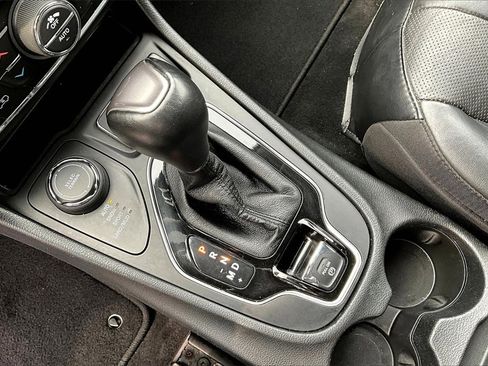 Used 2021 Jeep Cherokee Limited image 17