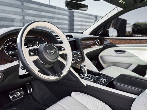 Used 2023 Bentley Bentayga Extended Wheelbase image 2