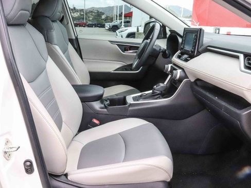 Used 2022 Toyota RAV4 XLE Premium AWD/4WD image 17