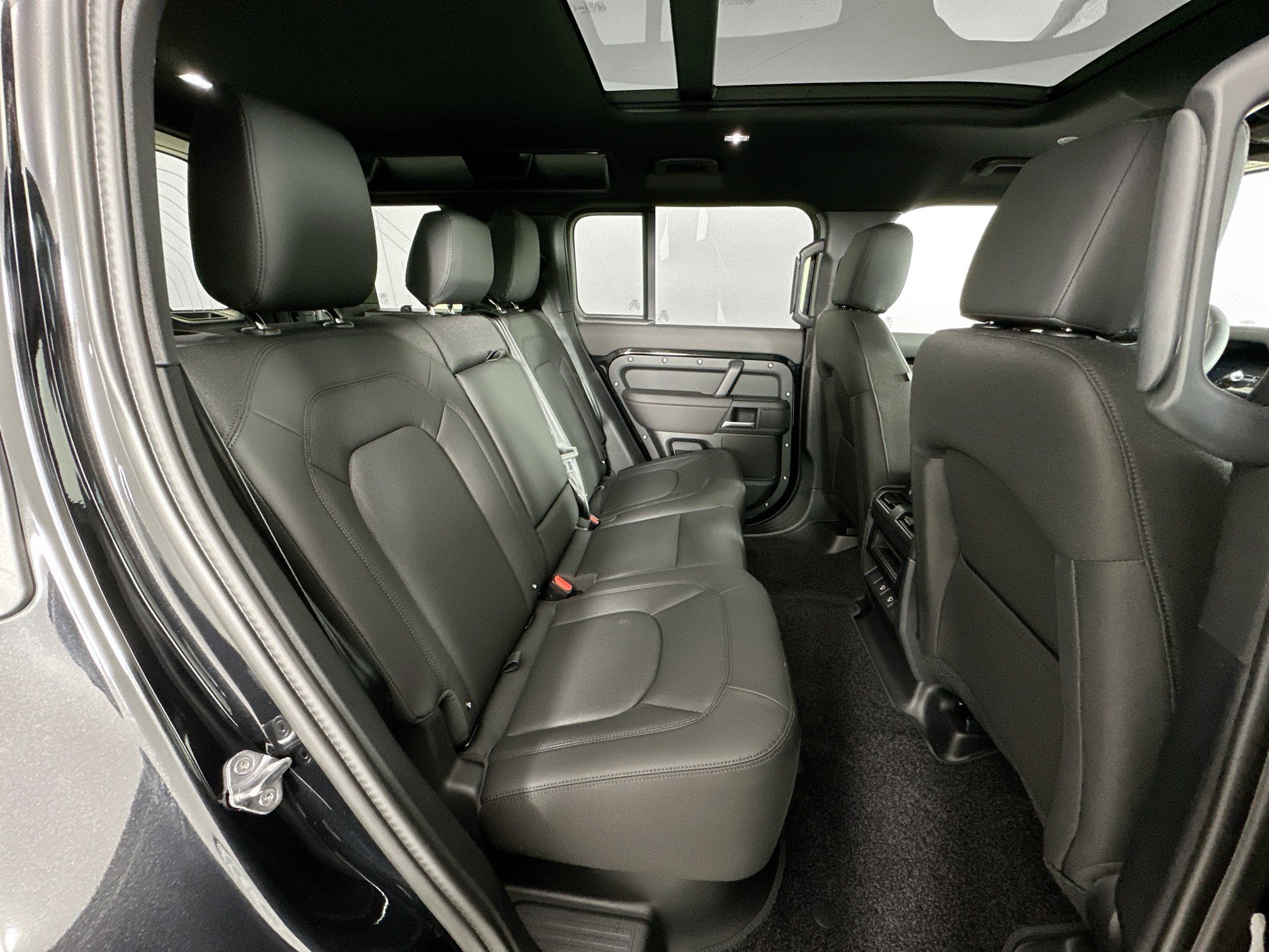 Certified 2025 Land Rover Defender 110 S AWD/4WD image 25