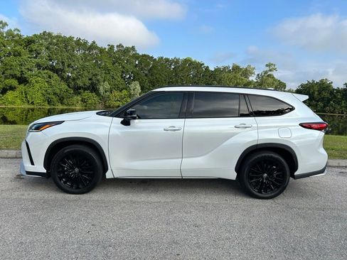 Used 2023 Toyota Highlander XSE FWD image 3