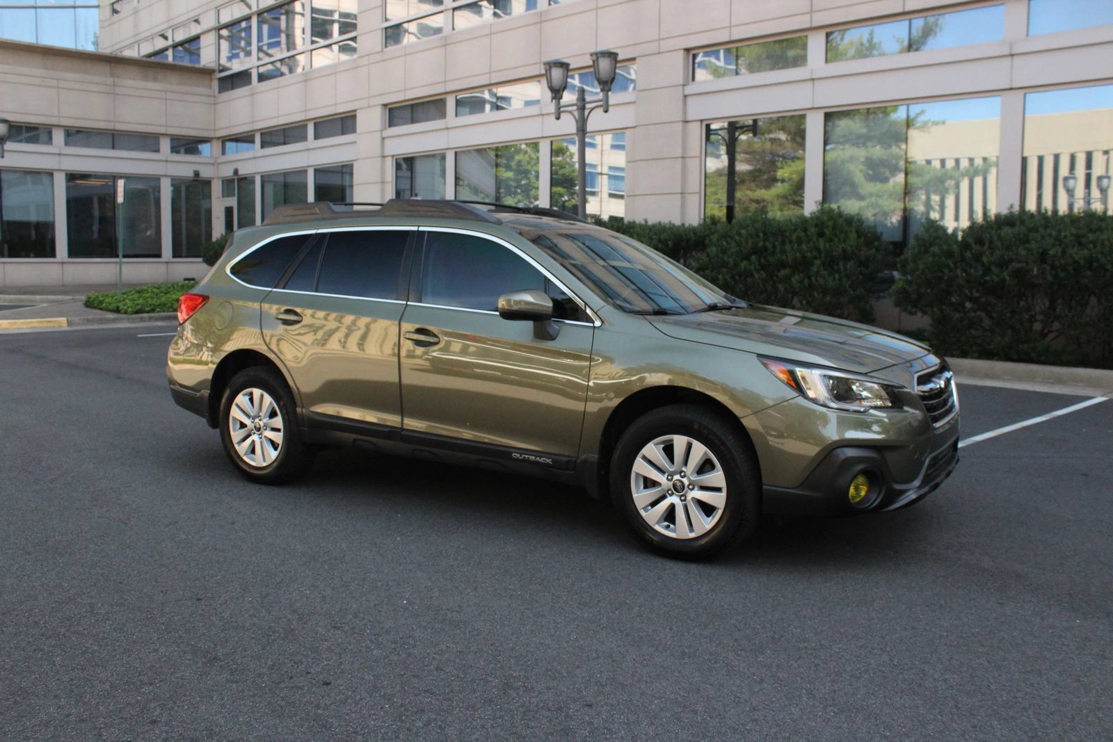 Used 2019 Subaru Outback 2.5i Premium AWD/4WD image 2
