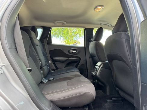 Used 2015 Jeep Cherokee Latitude w/ Comfort/Convenience Group AWD/4WD image 27