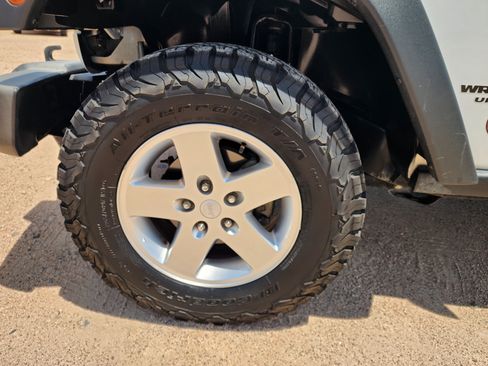 Used 2016 Jeep Wrangler Unlimited Rubicon w/ Connectivity Group AWD/4WD image 9