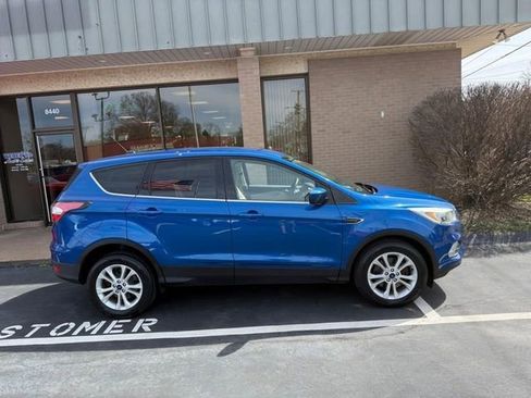 Used 2017 Ford Escape SE image 2