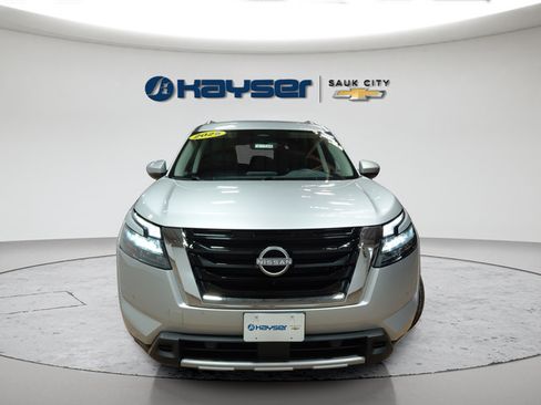 Used 2025 Nissan Pathfinder SL AWD/4WD image 2