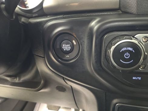Used 2019 Jeep Wrangler Unlimited Sahara AWD/4WD image 27