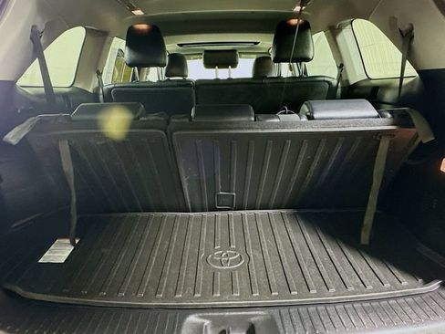 Used 2019 Toyota Highlander XLE image 26