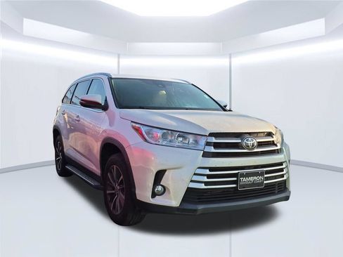 Used 2019 Toyota Highlander XLE FWD image 5