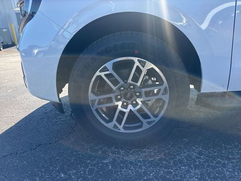 New 2026 Ford Expedition Active image 9