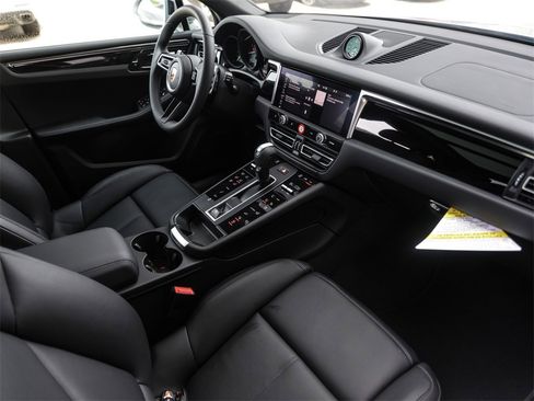 Used 2025 Porsche Macan image 37